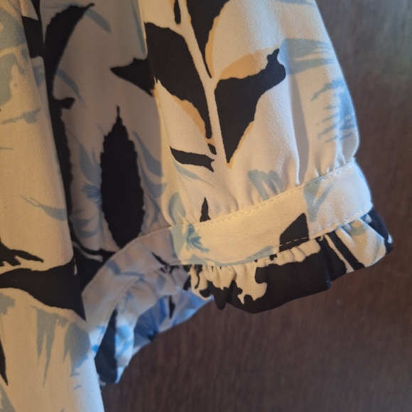Karl Lagerfeld Paris Short Sleeve Blouse White Blue Black Floral Top Soft Flowy - Picture 5 of 7